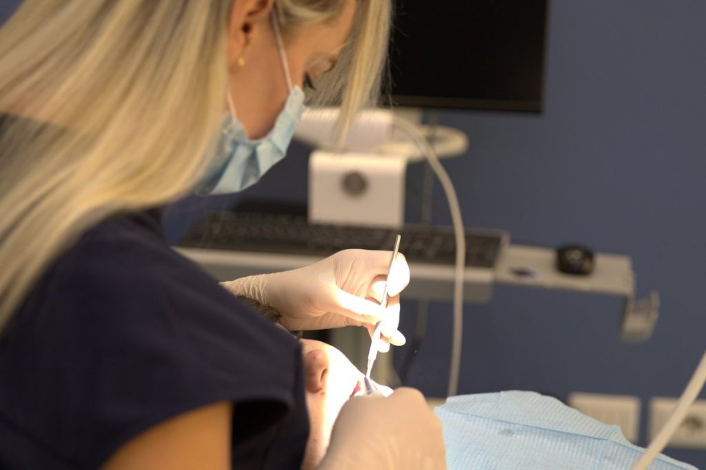 Trajtim dentar në Klinikën AlbDental