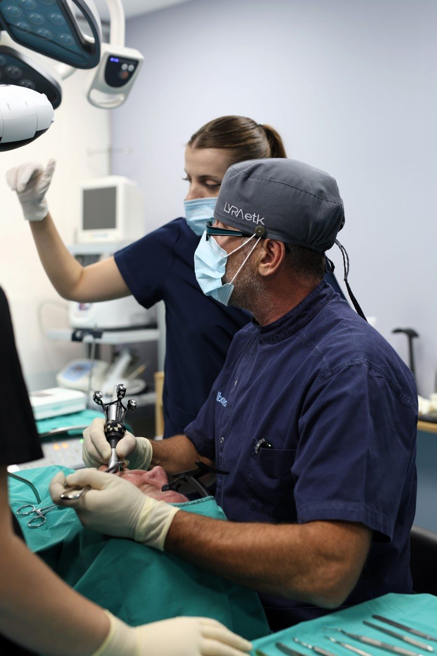 Kirurgji orale dhe implante në Klinikën AlbDental